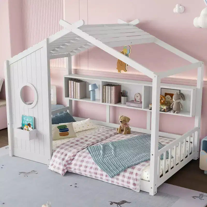 Lit cabane au sol simple, lit Montessori pour enfants avec étagère de rangement et toit