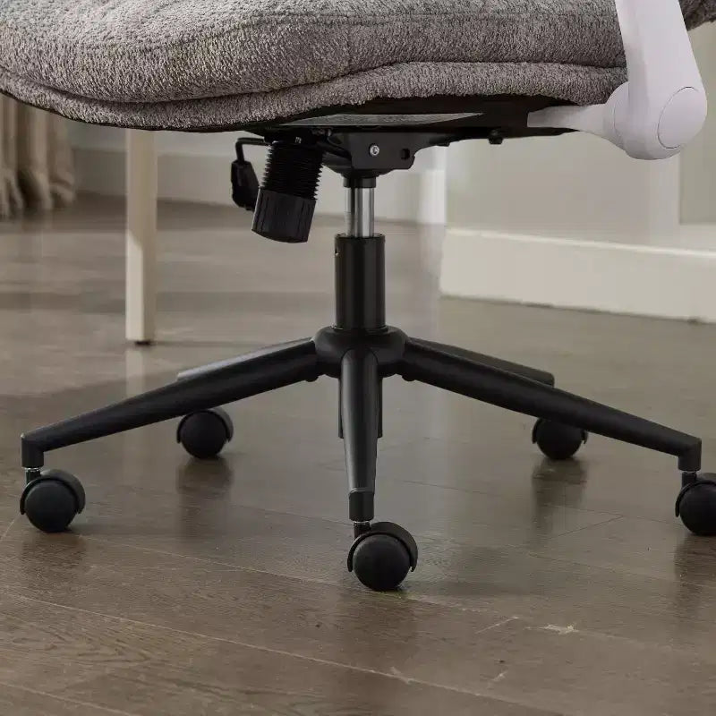 Chaise pivotante grise à pieds croisés avec accoudoirs relevables, siège large pour bureau et coiffeuse