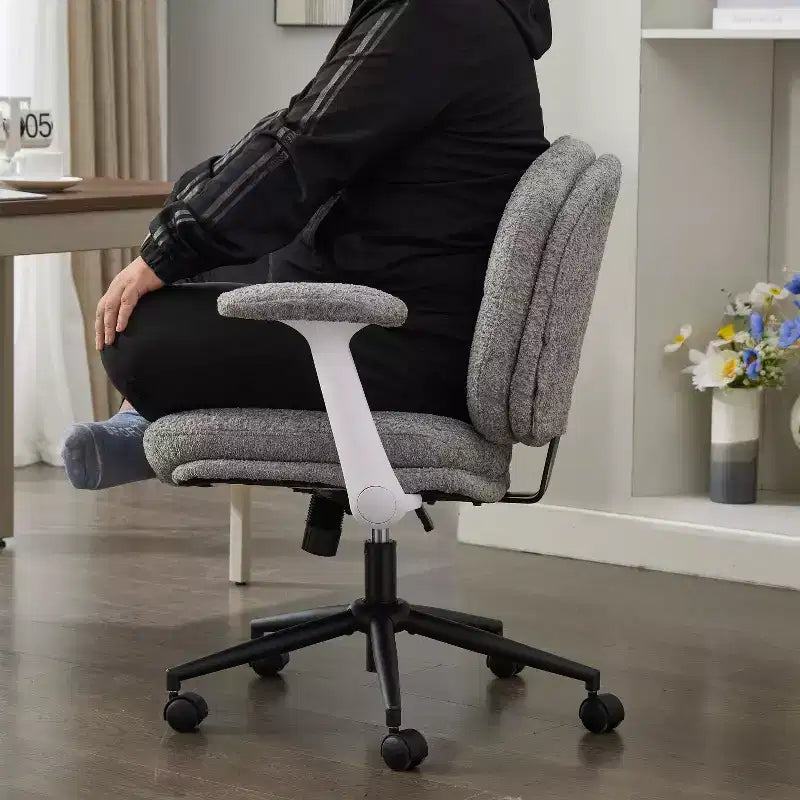Chaise pivotante grise à pieds croisés avec accoudoirs relevables, siège large pour bureau et coiffeuse