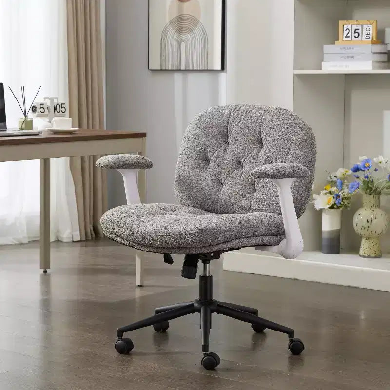Chaise pivotante grise à pieds croisés avec accoudoirs relevables, siège large pour bureau et coiffeuse