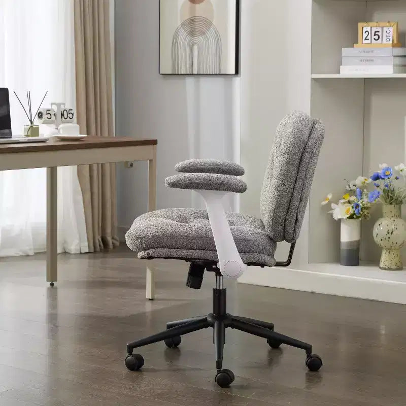 Chaise pivotante grise à pieds croisés avec accoudoirs relevables, siège large pour bureau et coiffeuse
