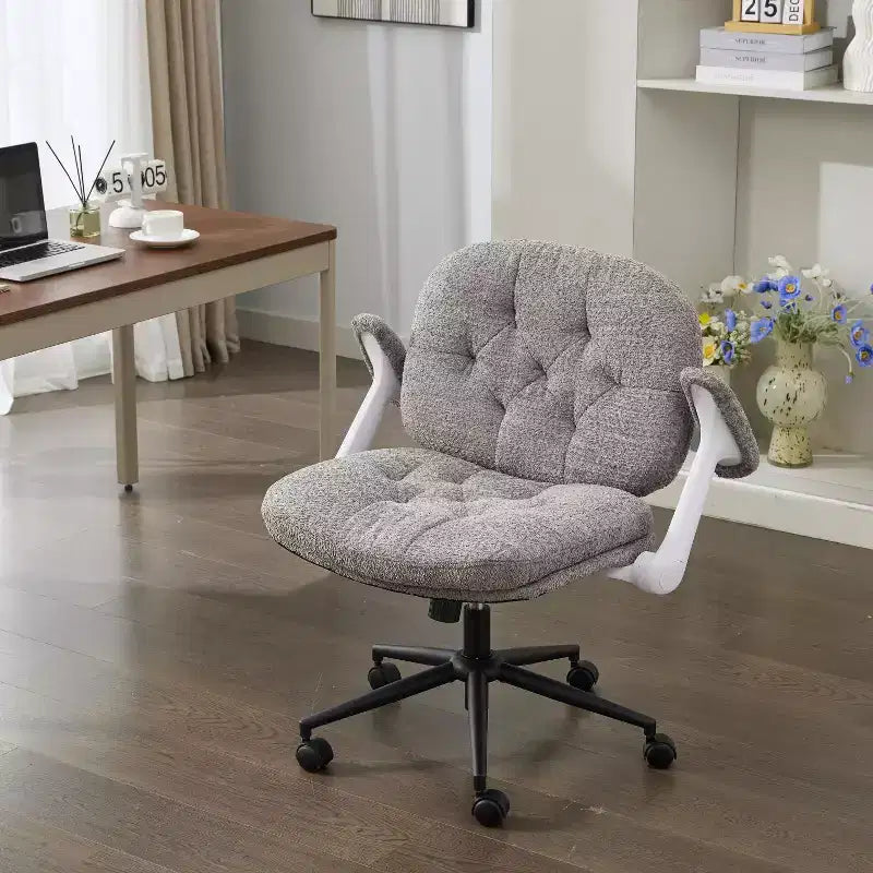 Chaise pivotante grise à pieds croisés avec accoudoirs relevables, siège large pour bureau et coiffeuse