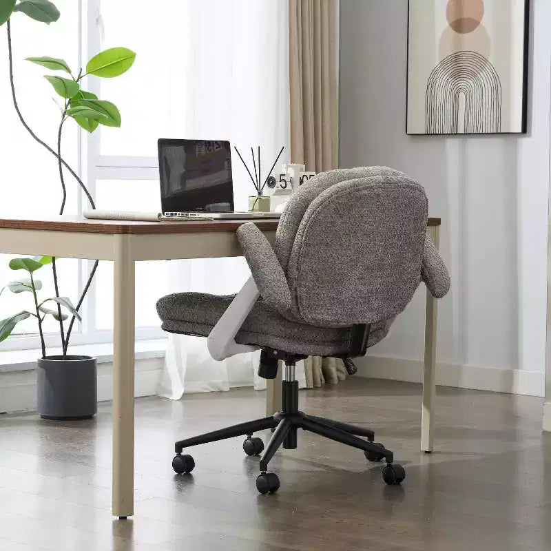 Chaise pivotante grise à pieds croisés avec accoudoirs relevables, siège large pour bureau et coiffeuse