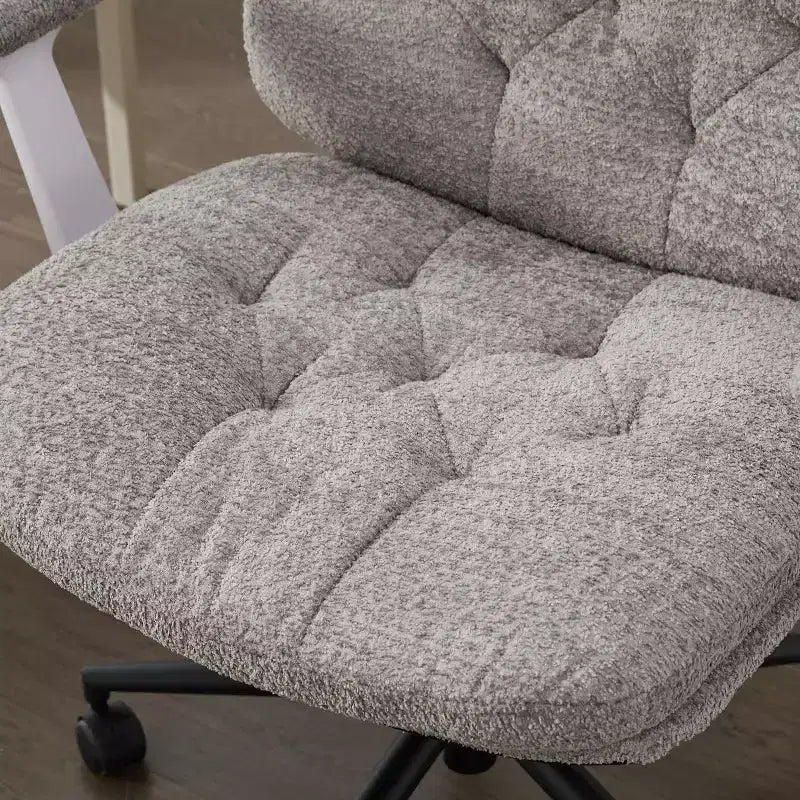 Chaise pivotante grise à pieds croisés avec accoudoirs relevables, siège large pour bureau et coiffeuse