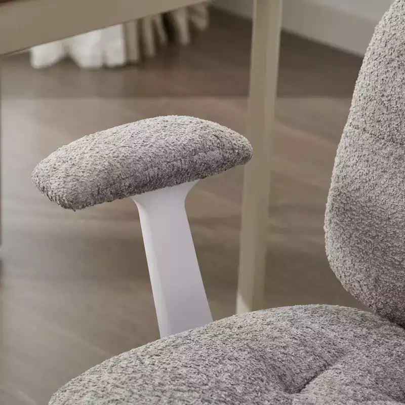 Chaise pivotante grise à pieds croisés avec accoudoirs relevables, siège large pour bureau et coiffeuse
