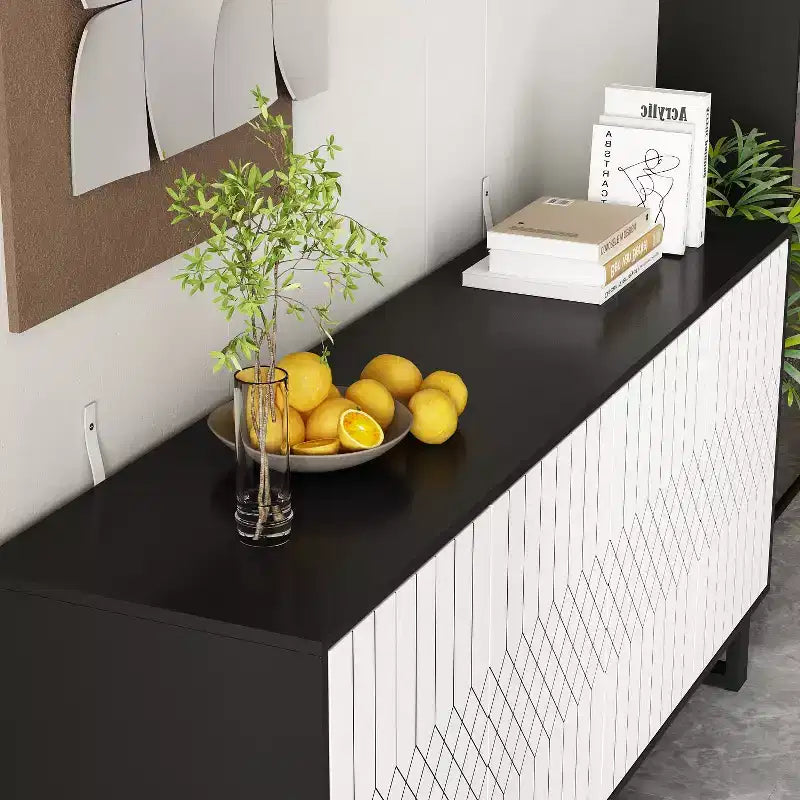 Bahut/Buffet moderne noir et blanc avec portes à motifs géométriques, étagères réglables et grand espace de rangement pour la salle à manger et le salon