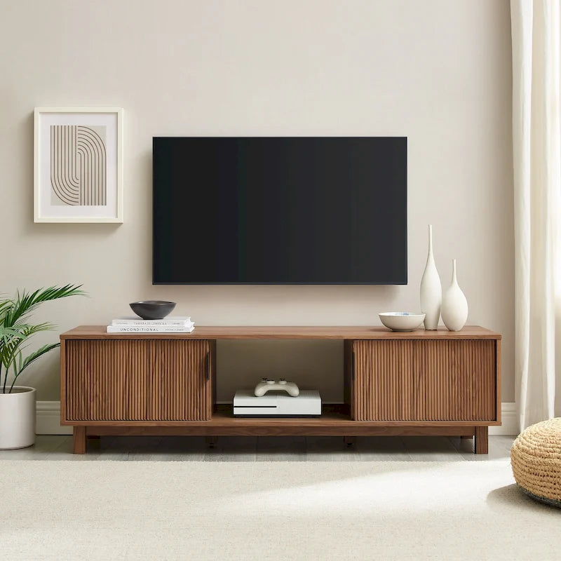 Meuble TV moderne Middlebrook Designs avec portes cannelées