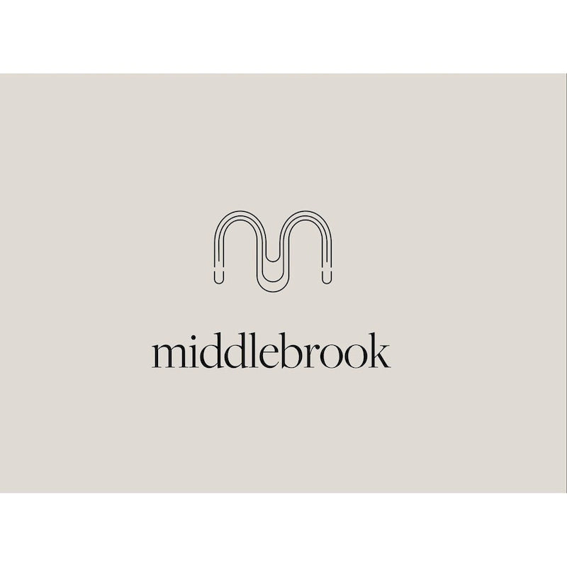 Meuble TV moderne Middlebrook Designs avec portes cannelées