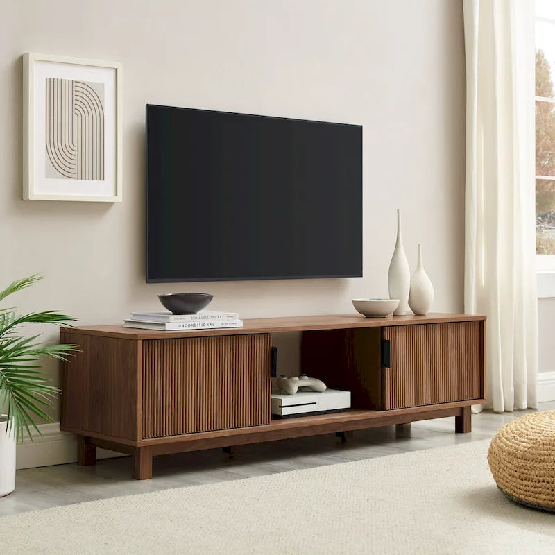 Meuble TV moderne Middlebrook Designs avec portes cannelées