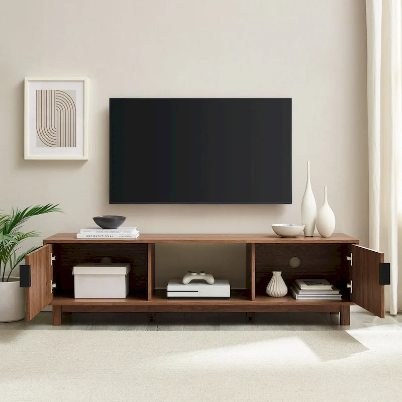 Meuble TV moderne Middlebrook Designs avec portes cannelées