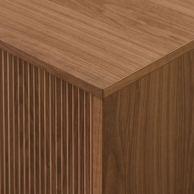 Meuble TV moderne Middlebrook Designs avec portes cannelées