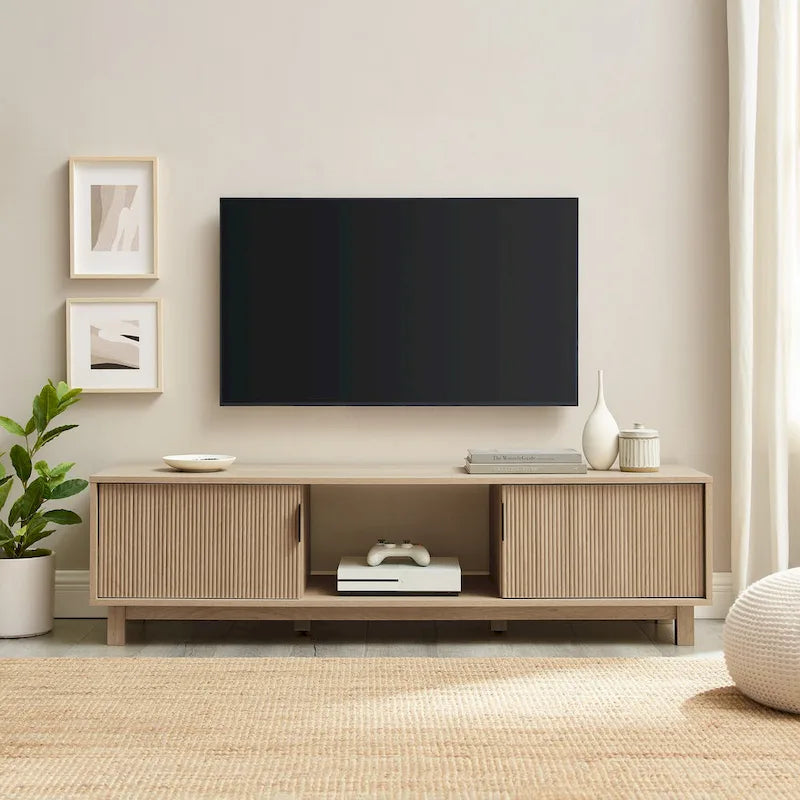 Meuble TV moderne Middlebrook Designs avec portes cannelées