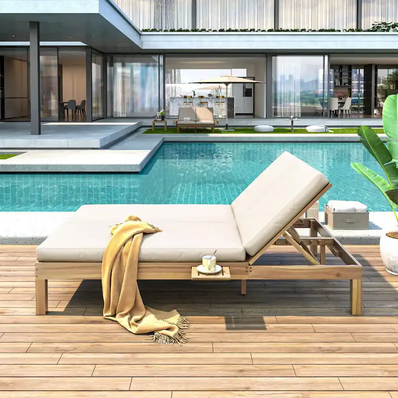 Chaise longue d'extérieur avec coussin et plateaux latéraux pliants