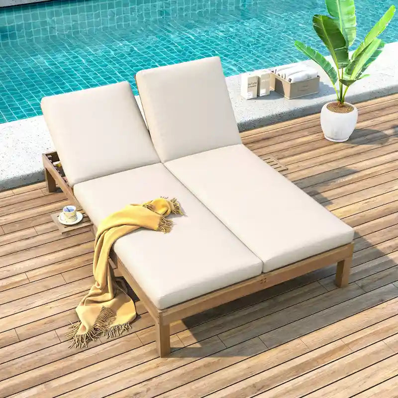 Chaise longue d'extérieur avec coussin et plateaux latéraux pliants