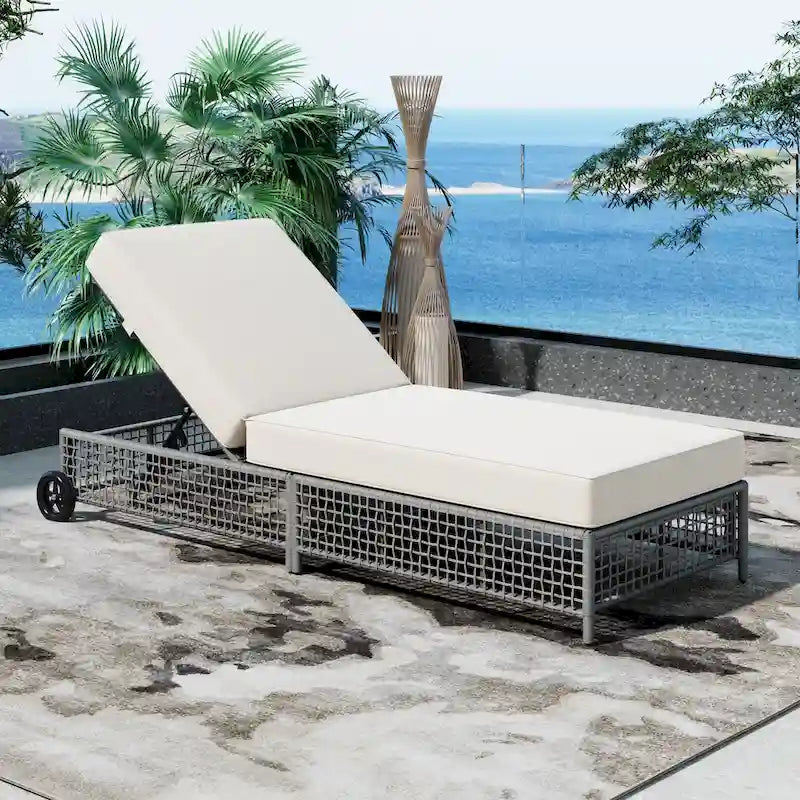 Chaise longue de patio avec dossier inclinable à 5 positions, coussin et roulettes