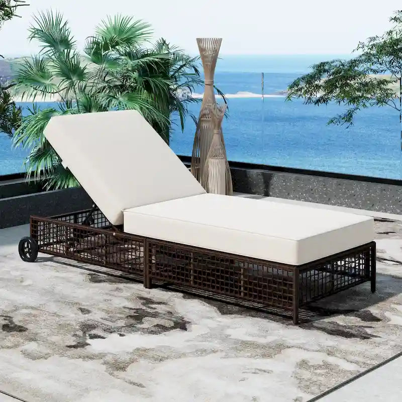 Chaise longue de patio avec dossier inclinable à 5 positions, coussin et roulettes
