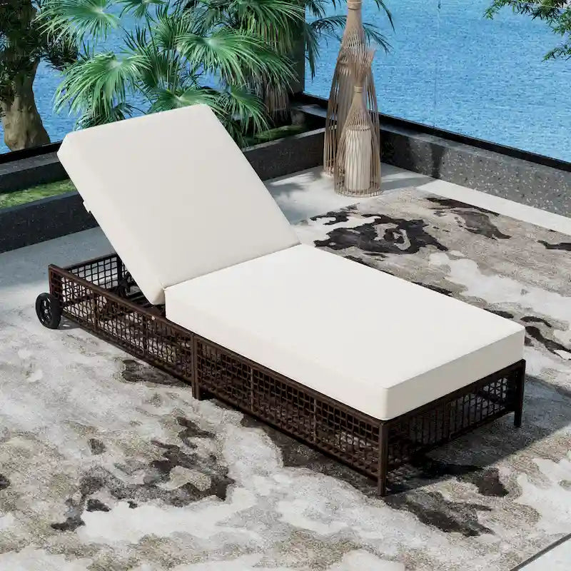 Chaise longue de patio avec dossier inclinable à 5 positions, coussin et roulettes