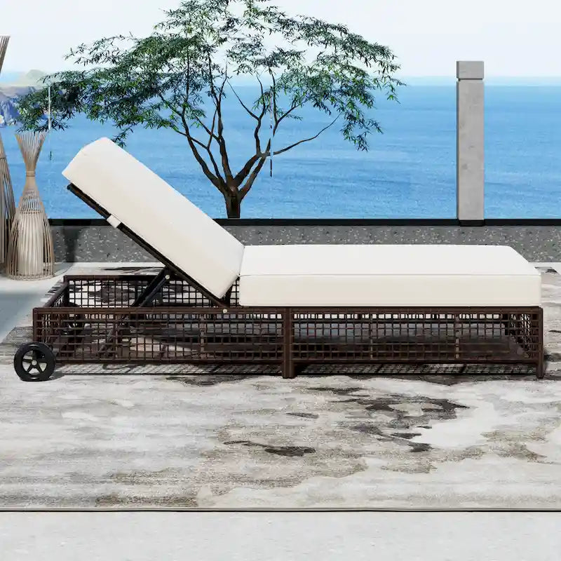 Chaise longue de patio avec dossier inclinable à 5 positions, coussin et roulettes