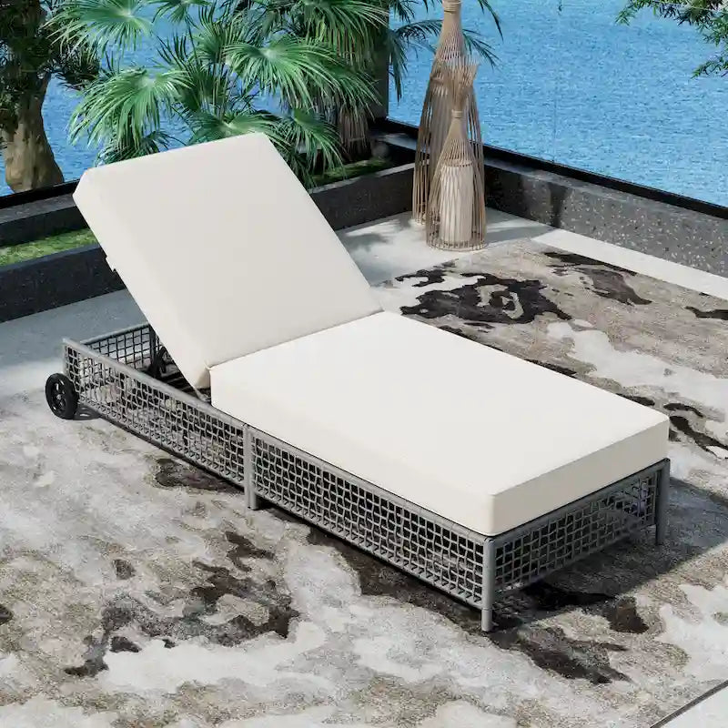 Chaise longue de patio avec dossier inclinable à 5 positions, coussin et roulettes