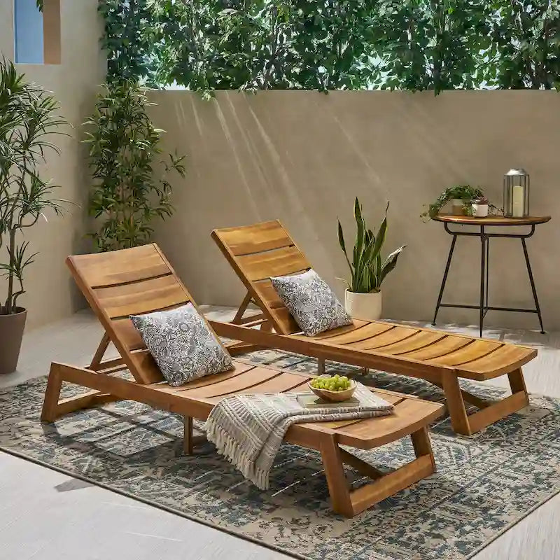 Chaises longues d'extérieur en bois Maki (lot de 2) par Christopher Knight Home