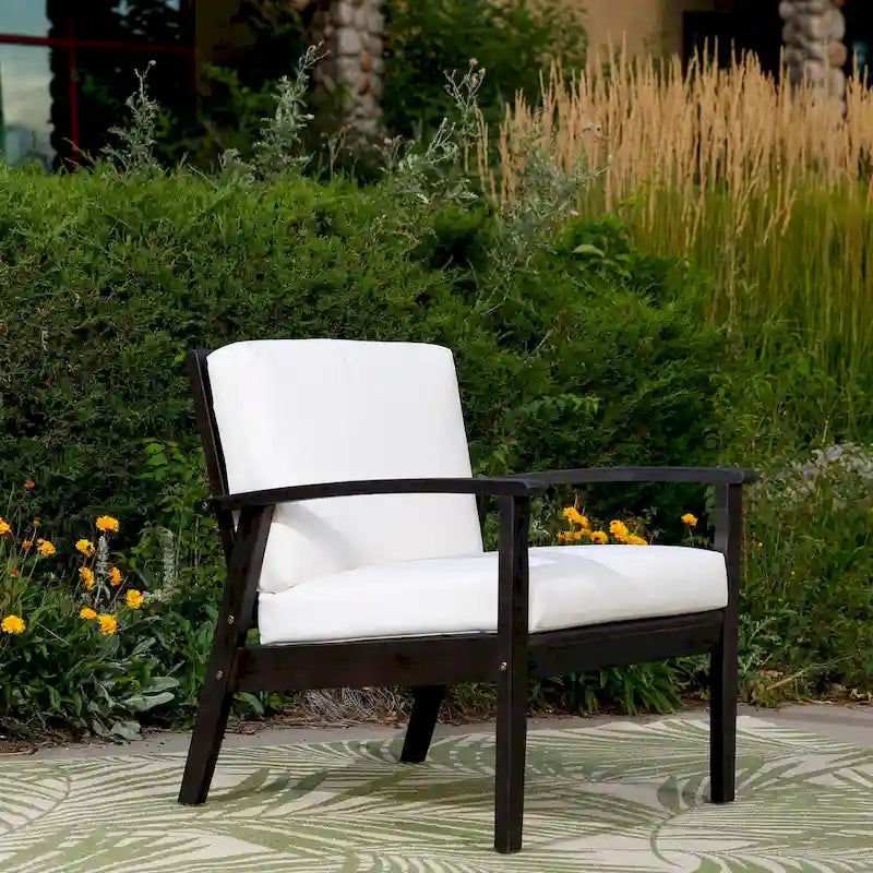 Chaise d'extérieur Longs Peak en eucalyptus de DTY Outdoor Living avec coussin épais