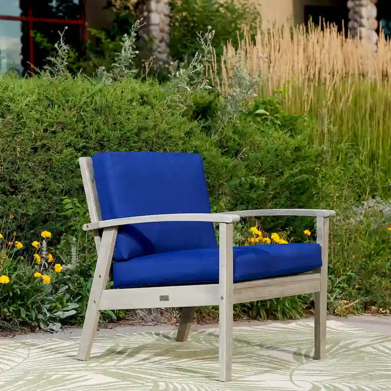 Chaise d'extérieur Longs Peak en eucalyptus de DTY Outdoor Living avec coussin épais