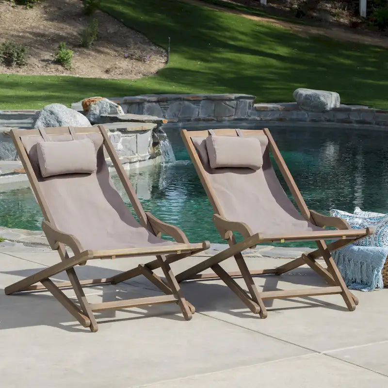 Chaises longues pliantes d'extérieur Nikki en bois d'eucalyptus et toile (lot de 2) par Christopher Knight Home