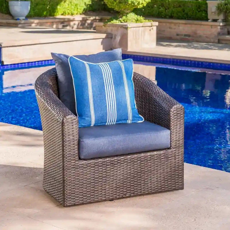 Fauteuil pivotant d'extérieur en osier et aluminium Darius par Christopher Knight Home