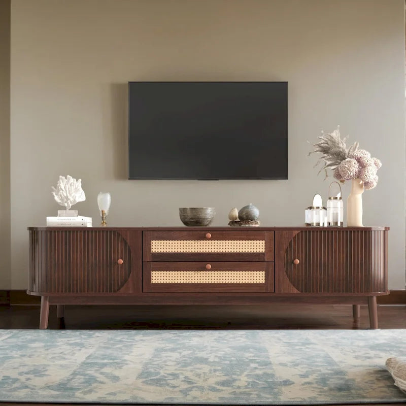 Meuble TV en rotin pour téléviseurs jusqu'à 75 pouces, console média de style ferme moderne, meuble de divertissement avec pieds en bois massif