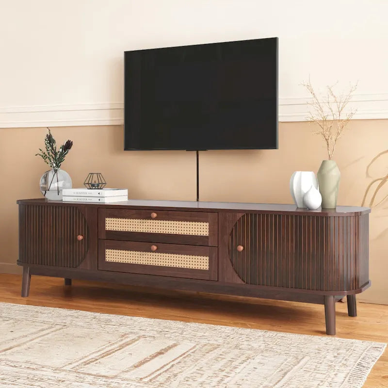 Meuble TV en rotin pour téléviseurs jusqu'à 75 pouces, console média de style ferme moderne, meuble de divertissement avec pieds en bois massif