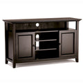 Meuble TV de style transitionnel en bois massif de 54 po de large WYNDENHALL Halifax - 54 L x 18,9 P x 31,9 H