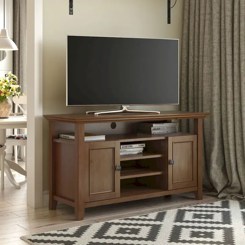 Meuble TV de style transitionnel en bois massif de 54 po de large WYNDENHALL Halifax - 54 L x 18,9 P x 31,9 H