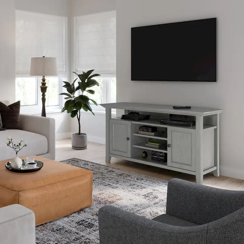 Meuble TV de style transitionnel en bois massif de 54 po de large WYNDENHALL Halifax - 54 L x 18,9 P x 31,9 H