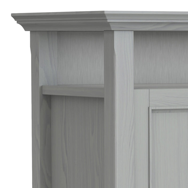 Meuble TV de style transitionnel en bois massif de 54 po de large WYNDENHALL Halifax - 54 L x 18,9 P x 31,9 H