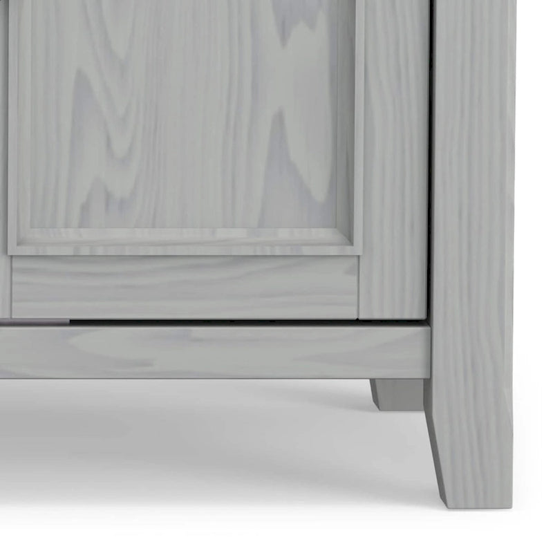 Meuble TV de style transitionnel en bois massif de 54 po de large WYNDENHALL Halifax - 54 L x 18,9 P x 31,9 H