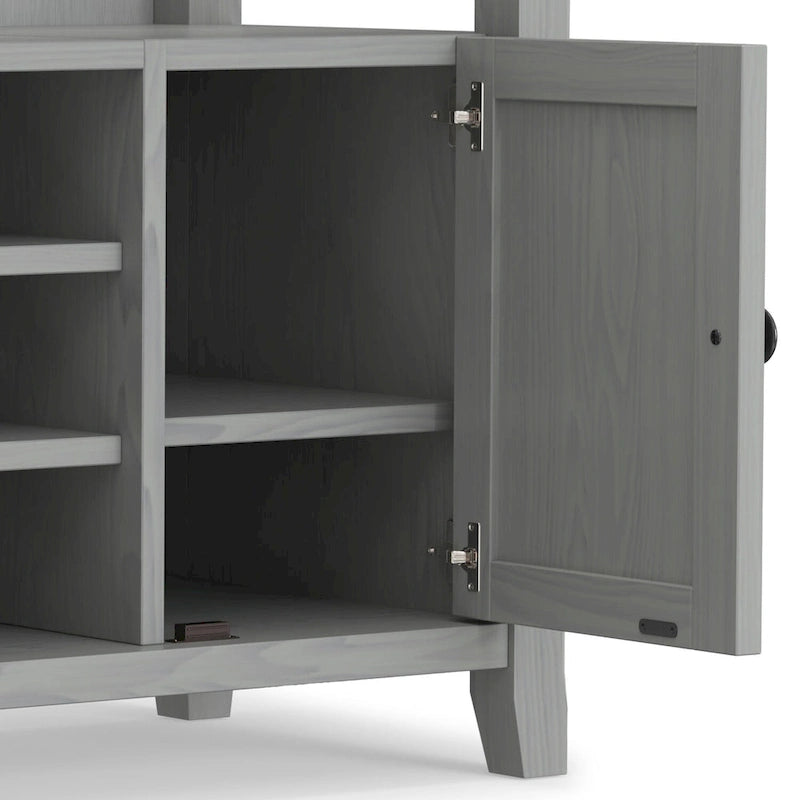 Meuble TV de style transitionnel en bois massif de 54 po de large WYNDENHALL Halifax - 54 L x 18,9 P x 31,9 H