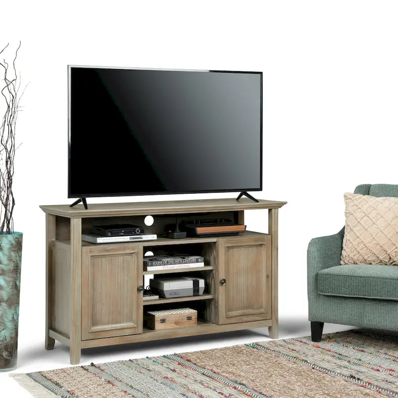 Meuble TV de style transitionnel en bois massif de 54 po de large WYNDENHALL Halifax - 54 L x 18,9 P x 31,9 H