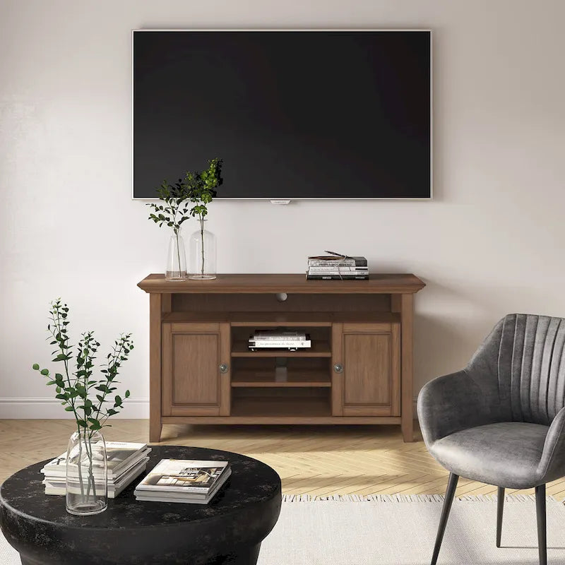 Meuble TV de style transitionnel en bois massif de 54 po de large WYNDENHALL Halifax - 54 L x 18,9 P x 31,9 H