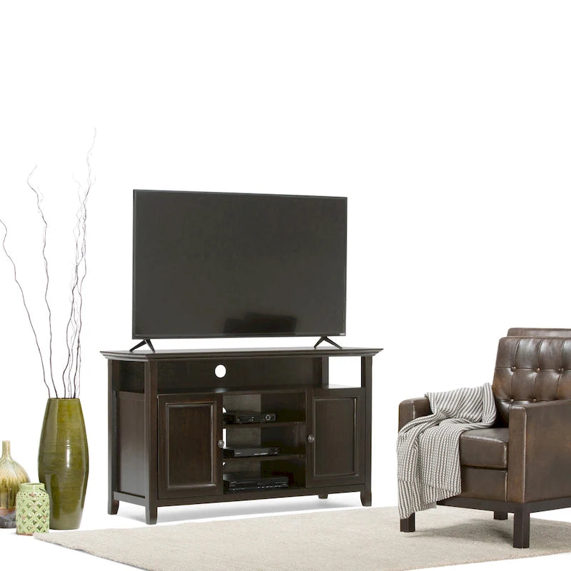 Meuble TV de style transitionnel en bois massif de 54 po de large WYNDENHALL Halifax - 54 L x 18,9 P x 31,9 H