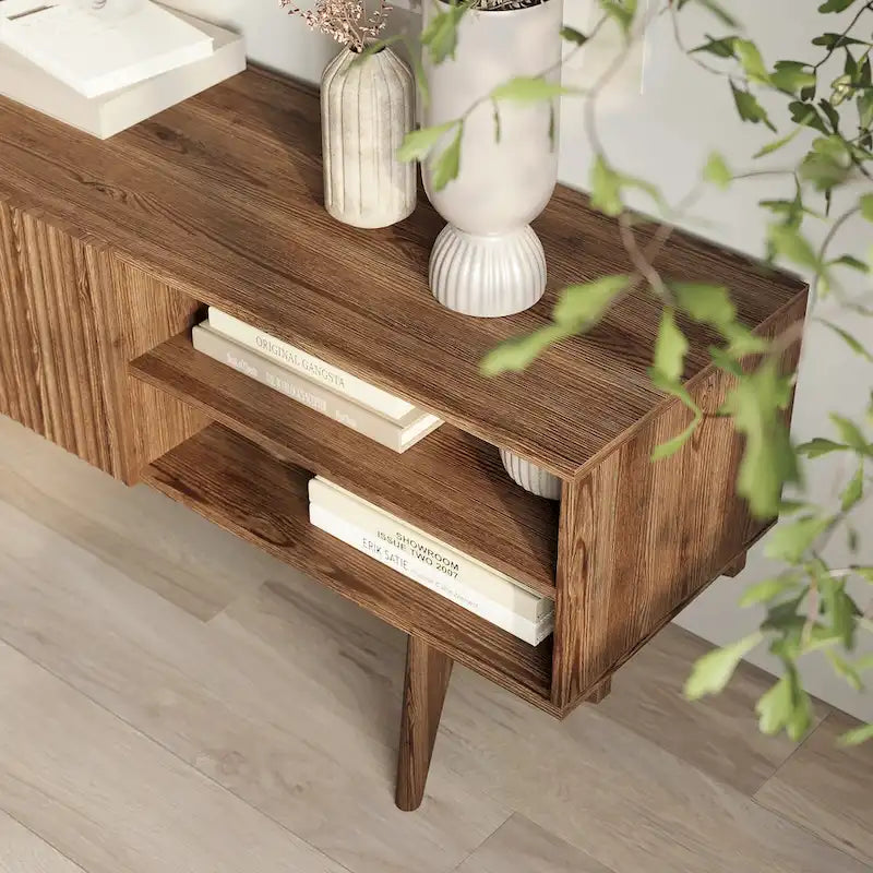 Meuble TV Living Skog Kelly pour téléviseurs jusqu'à 65 po avec pieds en bois au design scandinave moderne du milieu du siècle