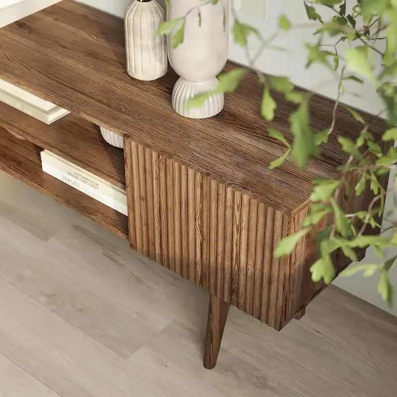 Meuble TV Living Skog Kelly pour téléviseurs jusqu'à 65 po avec pieds en bois au design scandinave moderne du milieu du siècle