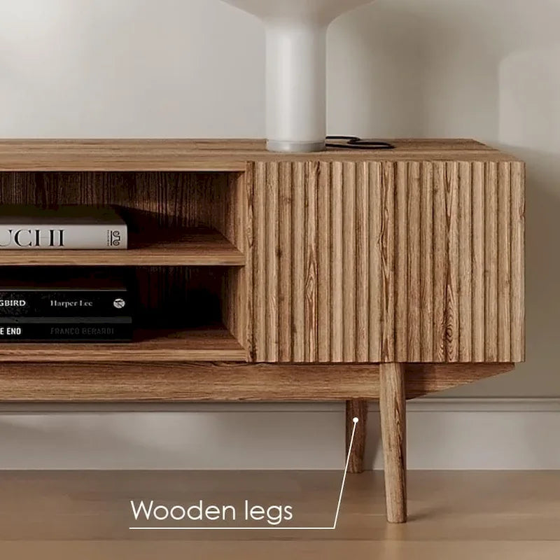 Meuble TV Living Skog Kelly pour téléviseurs jusqu'à 65 po avec pieds en bois au design scandinave moderne du milieu du siècle