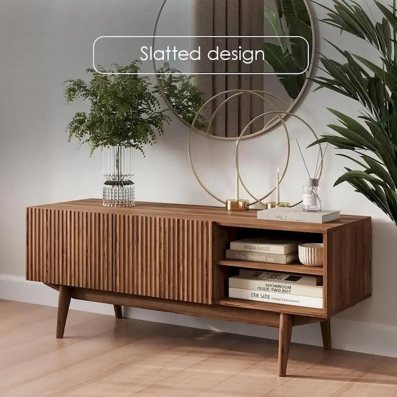 Meuble TV Living Skog Kelly pour téléviseurs jusqu'à 65 po avec pieds en bois au design scandinave moderne du milieu du siècle