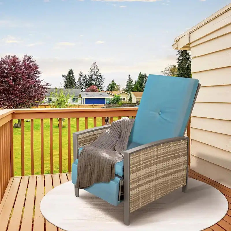 Chaise longue de jardin inclinable en osier PE gris avec dossier poussoir et coussin bleu