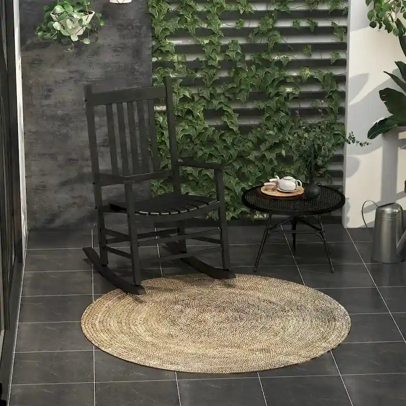 Chaise berçante d'extérieur en bois avec accoudoirs lisses et dossier haut