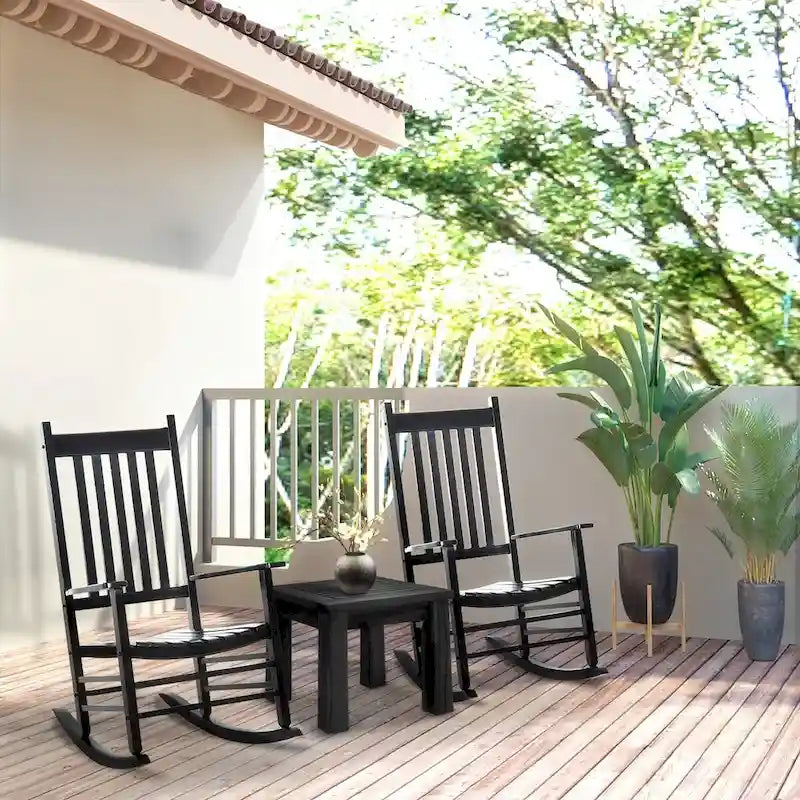 Chaise berçante d'extérieur en bois avec accoudoirs lisses et dossier haut