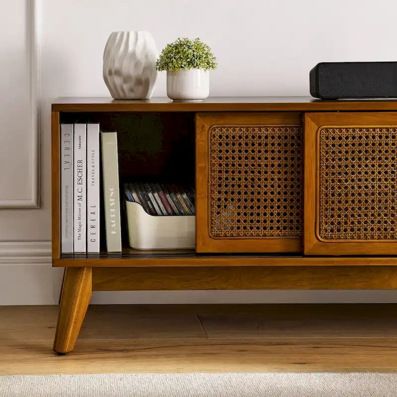 Meuble TV en rotin de 150 cm pour téléviseur de 65 pouces, meuble de divertissement, console multimédia, pieds en bois massif et portes d'armoire en rotin - Bois clair