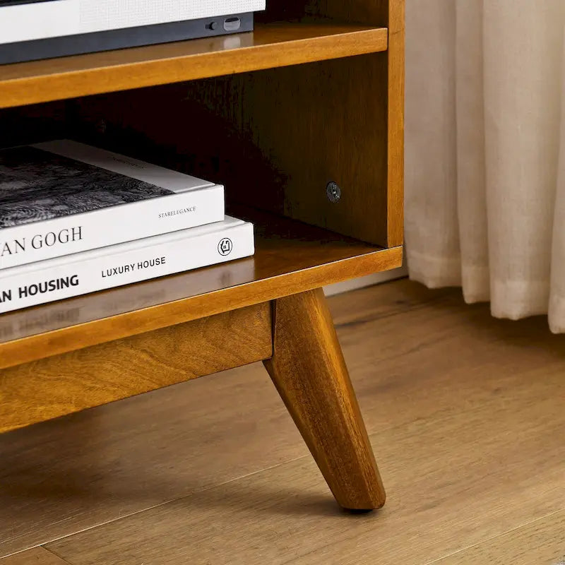 Meuble TV en rotin de 150 cm pour téléviseur de 65 pouces, meuble de divertissement, console multimédia, pieds en bois massif et portes d'armoire en rotin - Bois clair