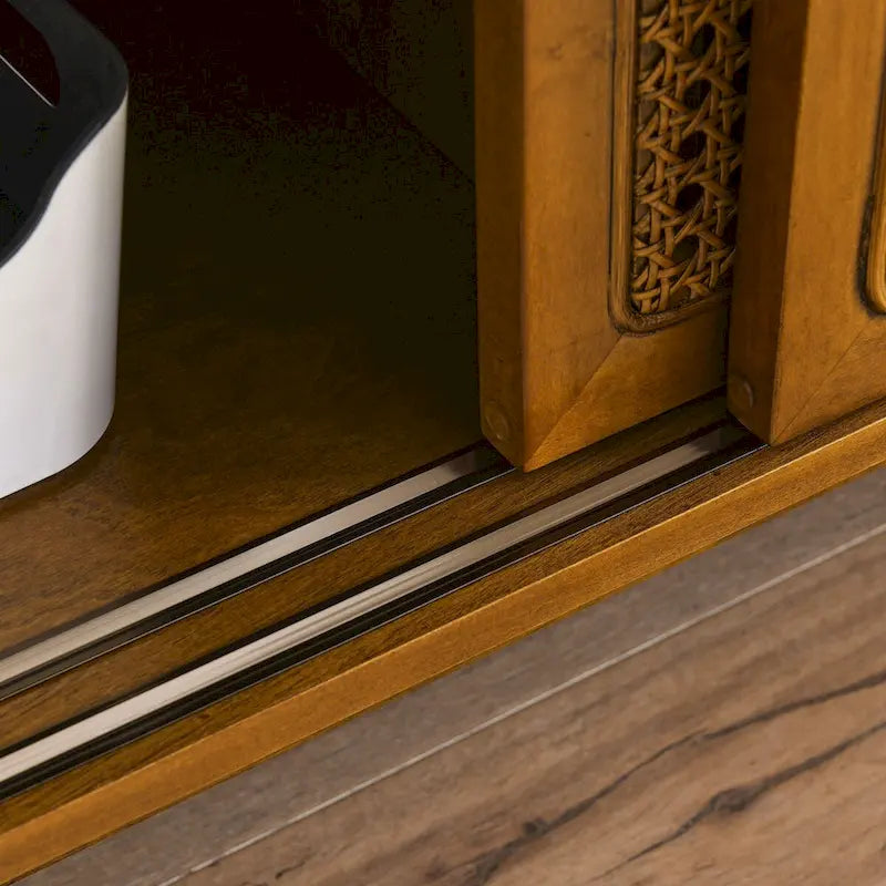 Meuble TV en rotin de 150 cm pour téléviseur de 65 pouces, meuble de divertissement, console multimédia, pieds en bois massif et portes d'armoire en rotin - Bois clair